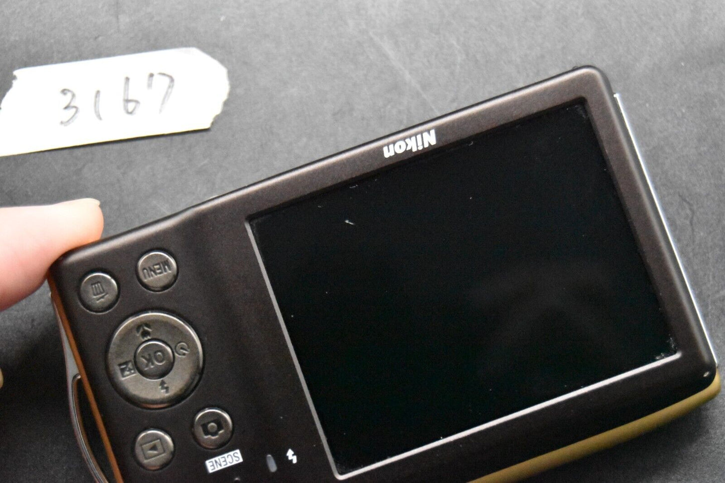 Nikon COOLPIX S3300 6XZoom 16.0 MP Digital Camera Gold JAPAN 【ALMOST MINT】3167
