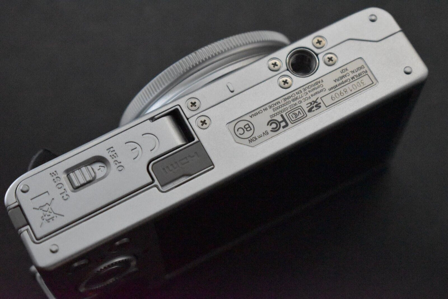 [1 Yr warranty] Fujifilm XQ1 Compact Digital Camera Point and Shoot Silver 5706