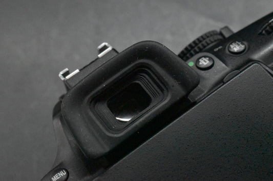 Appareil photo numérique 24,1 mégapixels Nikon D5200 boîtier noir avec 18-55 ...