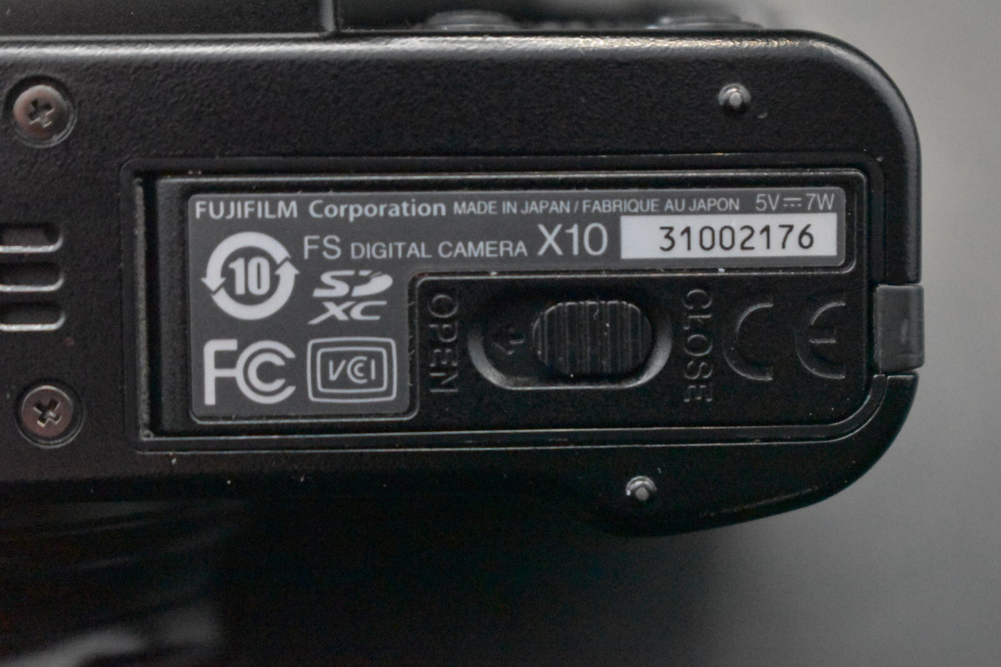 [1 Yr Warranty] Fujifilm X10 Black pPoint and Shoot Compact Digital Camera 6284