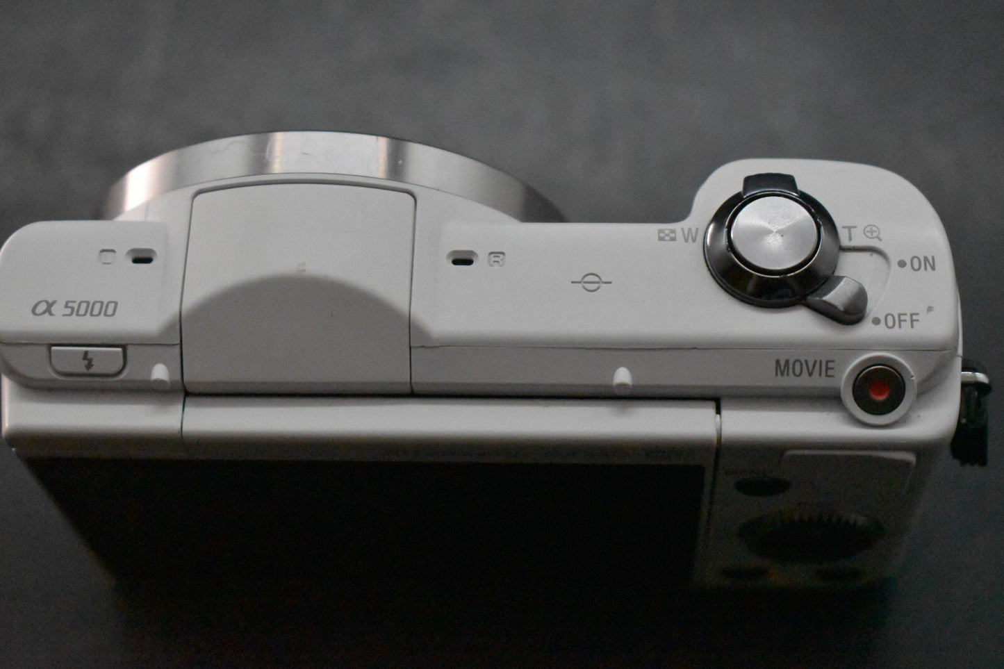 [1 Yr Warranty] Sony Alpha a5000 Mirrorless Digital Camera with Lens White 6499