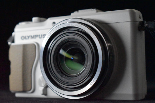 [1 Yr Warranty] Olympus STYLUS XZ-2 12.0MP Point Shoot Digital Camera White 5657