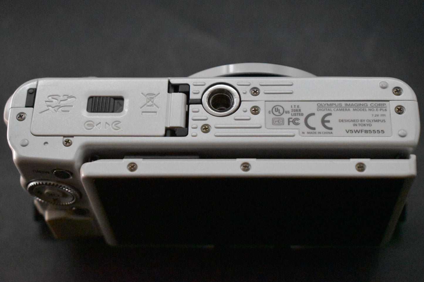 [1 Yr Warranty] Olympus Pen Lite E-PL6 16.0MP Body White with 2 Lenses 6140