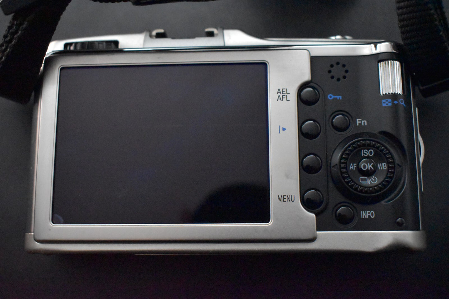 [1 Yr Warranty] Olympus Pen E-P1 Silver 12.3MP Digital Camera With Lens 6063