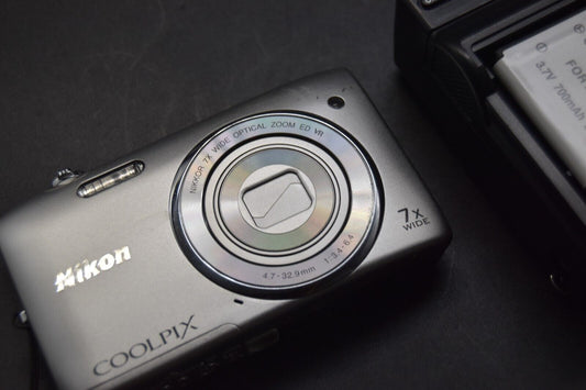Nikon COOLPIX S3500 Silver 20.0MP Compact Digital Camera From JAPAN 【MINT-】3253