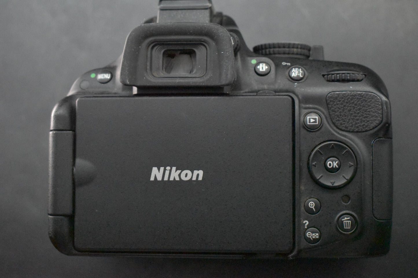 Appareil photo numérique 24,1 mégapixels Nikon D5200 boîtier noir avec 18-55 ...