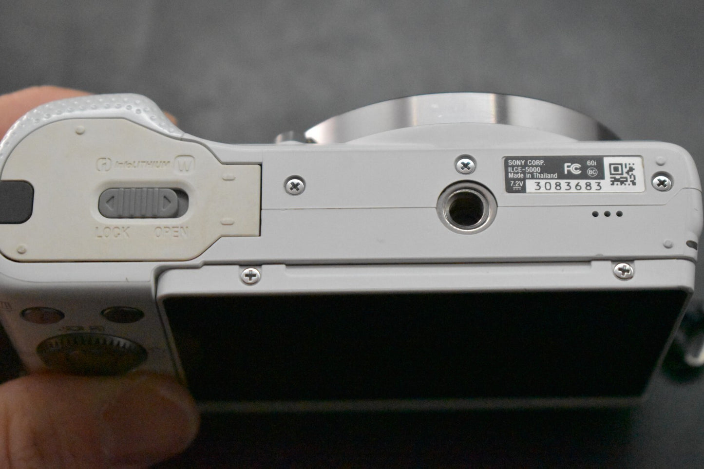 [1 Yr Warranty] Sony Alpha a5000 Mirrorless Digital Camera with Lens White 6499