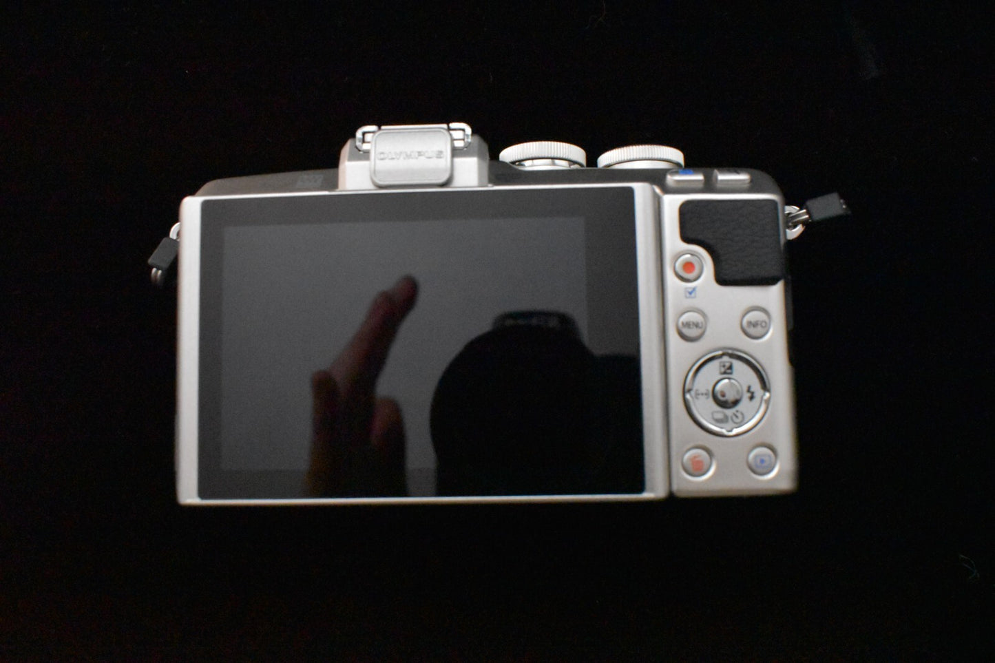 [1 Yr Warranty] Olympus PEN E-PL7 Digital Camera Silver with 14-42mm Lens 6717