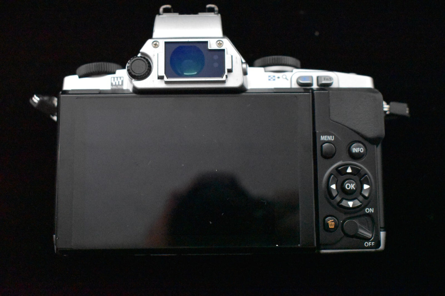 [1 Yr Warranty] Olympus OMD E-M5 Mirrorless Digital Camera with Lens Silver 6704