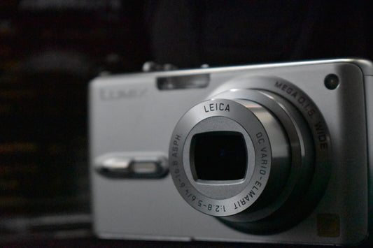 [1 Yr Warranty] Panasonic Lumix DMC-FX07 Compact Digital Camera Silver 6438