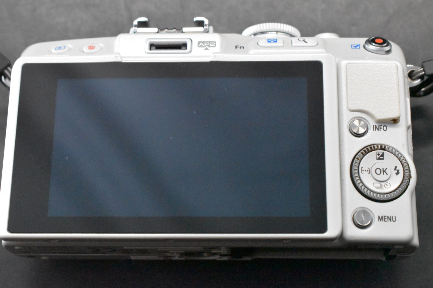 [1 Yr Warranty] Olympus Pen Lite E-PL6 16.0MP Body White with Lens 6505