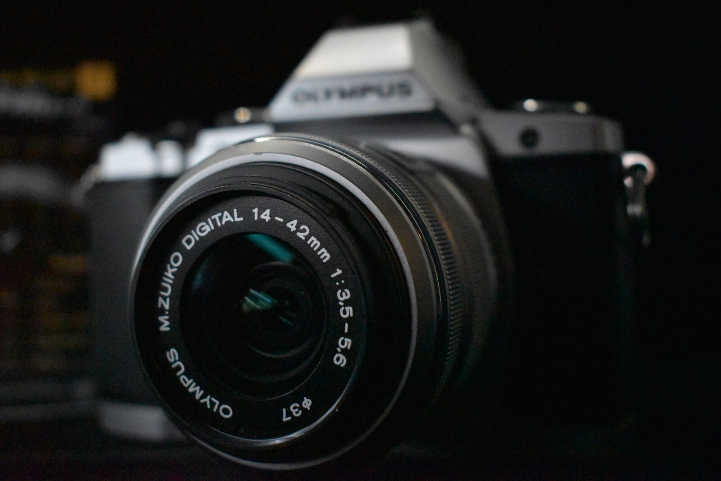 [1 Yr Warranty] Olympus OMD E-M5 Mirrorless Digital Camera with Lens Silver 6703