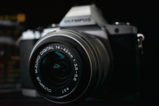 [1 Yr Warranty] Olympus OMD E-M5 Mirrorless Digital Camera with Lens Silver 6703