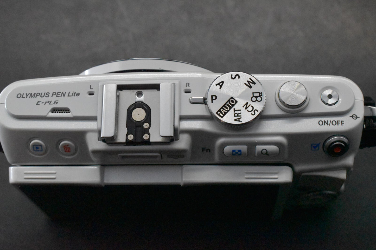 [1 Yr Warranty] Olympus Pen Lite E-PL6 16.0MP Body White with Lens 6505