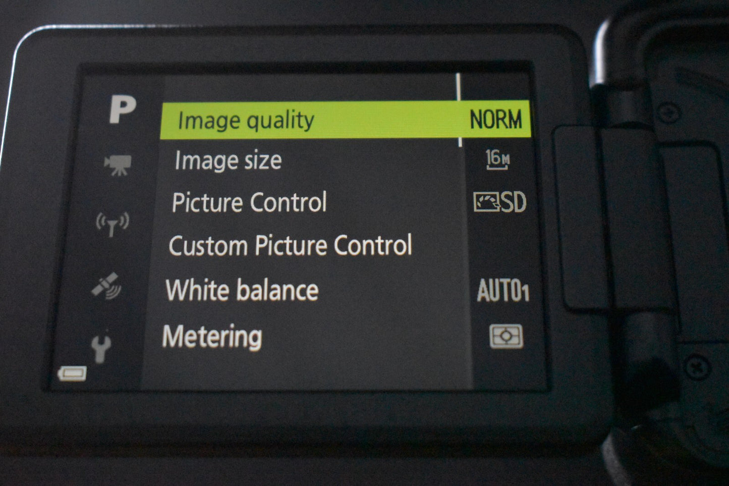 [1 Yr warranty] Nikon Coolpix P900 Black Point and Shoot Super Zoom Camera 6588