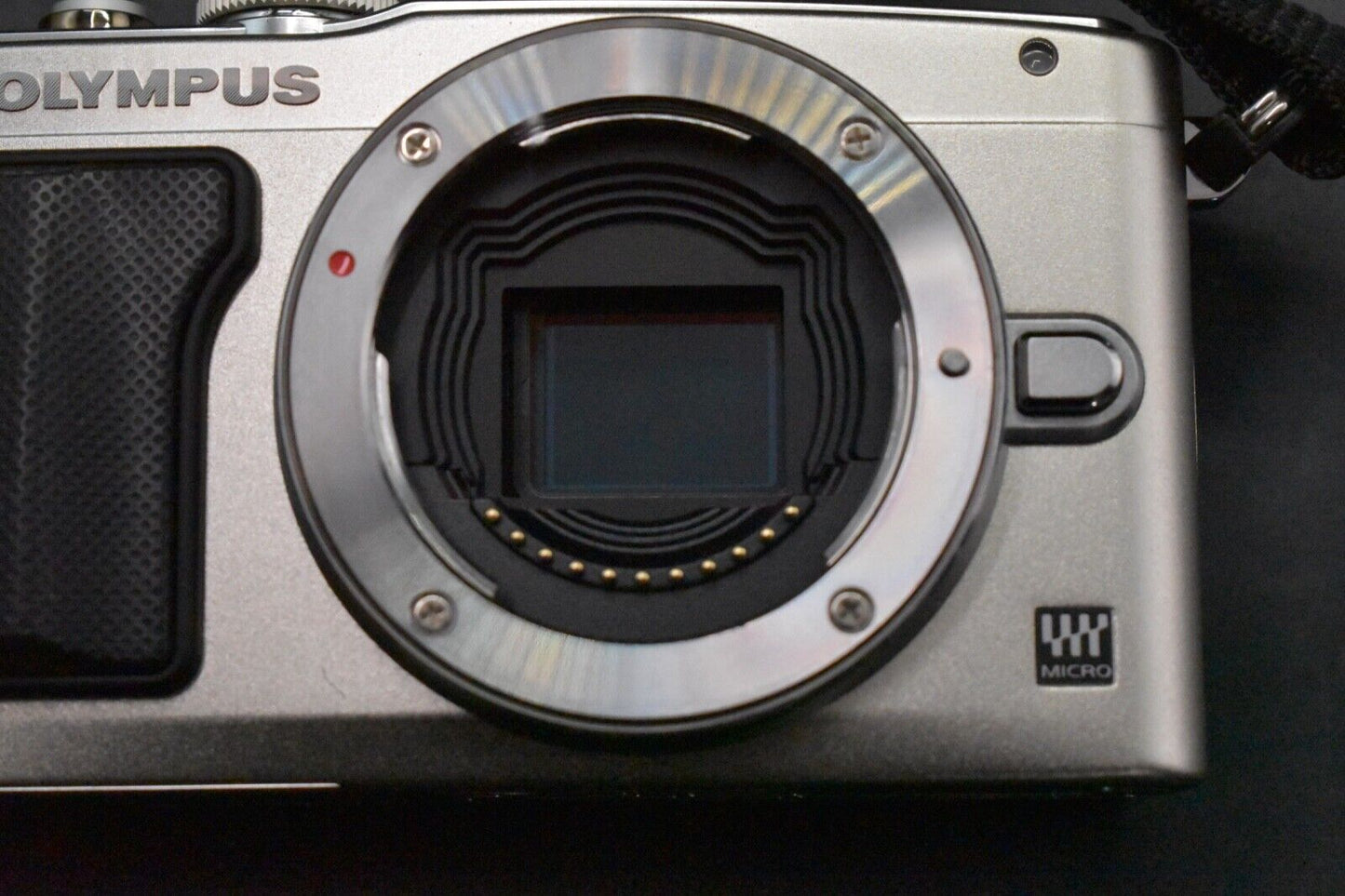 [1 Yr Warranty] Olympus Pen Lite E-PL6 16.0MP Body Silver with 2 Lenses 5833
