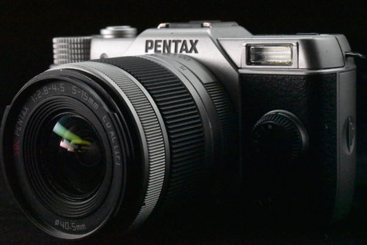 Pentax Q7 Silver Digital Mirrorless camera with 5-15mm Lens [N MINT SC 990] 5316