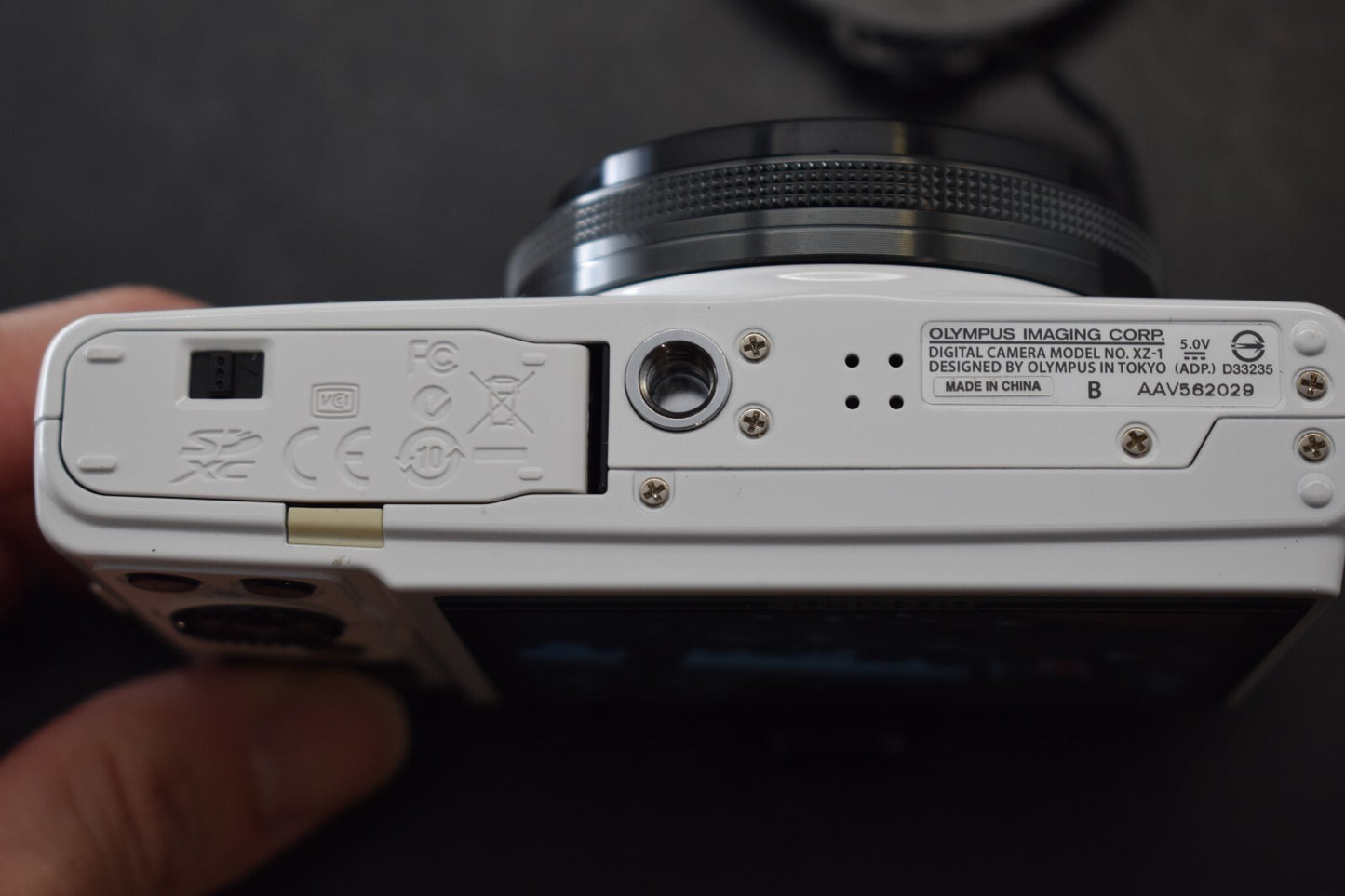 [1 Yr Warranty] Olympus XZ-1 Point and Shoot Digital Camera White 6156