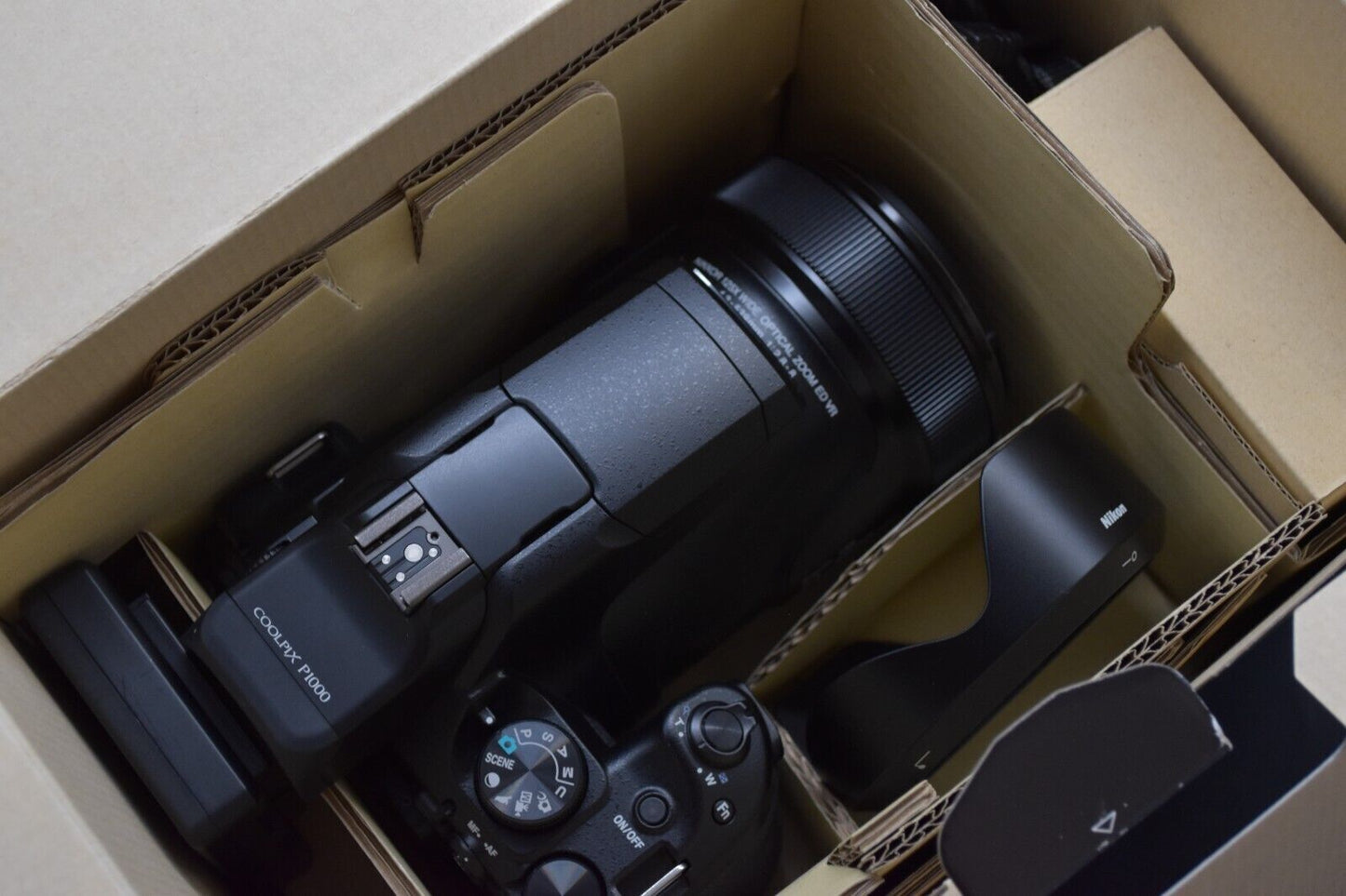 Nikon Coolpix P1000 16MP 125x Fotocamera digitale nera dal GIAPPONE [TOP...