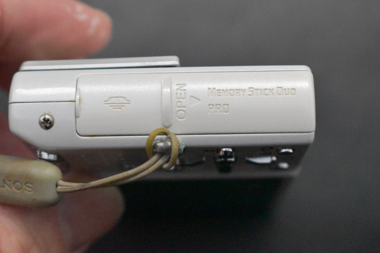 [1 Yr Warranty] SONY Cyber Shot DSC-T10 White Compact Digital Camera 6278