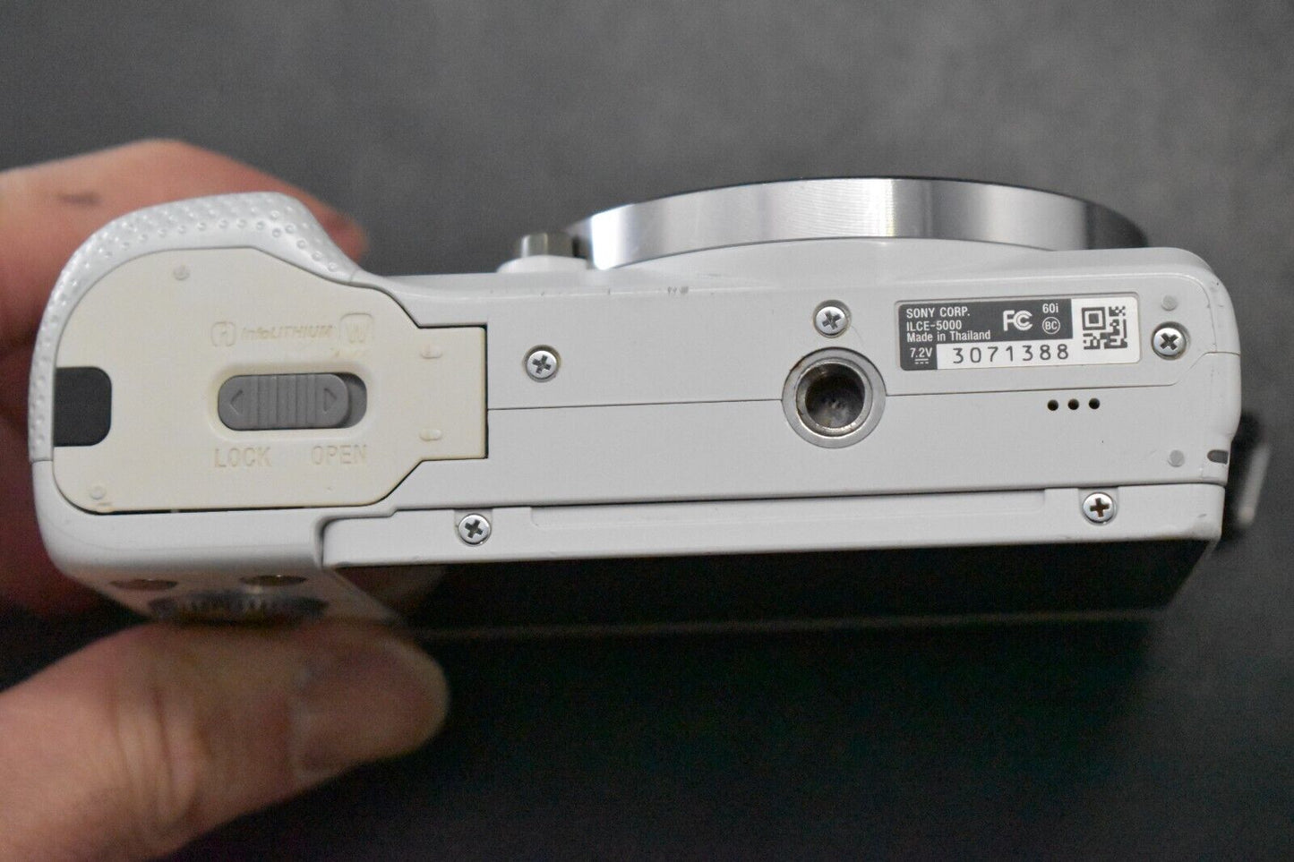 [1 Yr Warranty] Sony Alpha a5000 Mirrorless Digital Camera with Lens White 5856