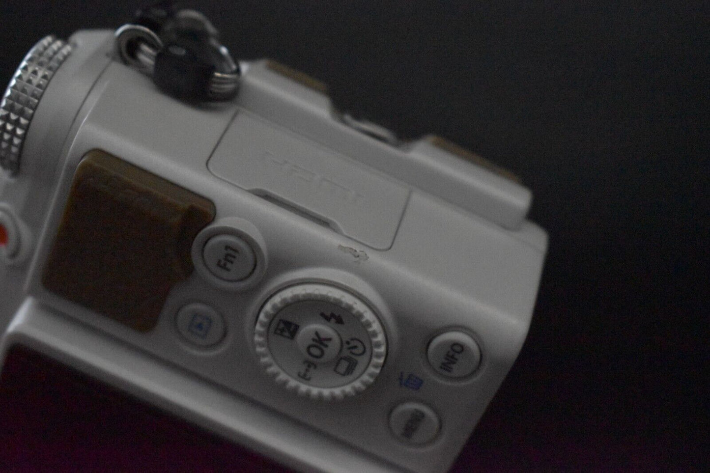 [1 Yr Warranty] Olympus STYLUS XZ-2 12.0MP Point Shoot Digital Camera White 5657