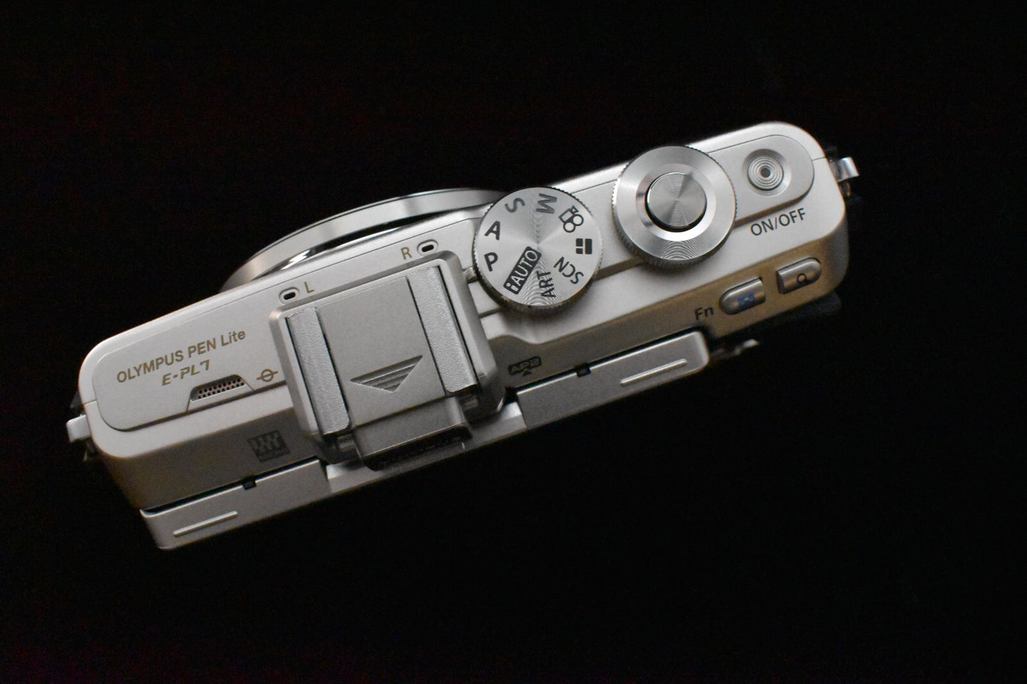 [1 Yr Warranty] Olympus PEN E-PL7 Digital Camera Silver with 14-42mm Lens 6717
