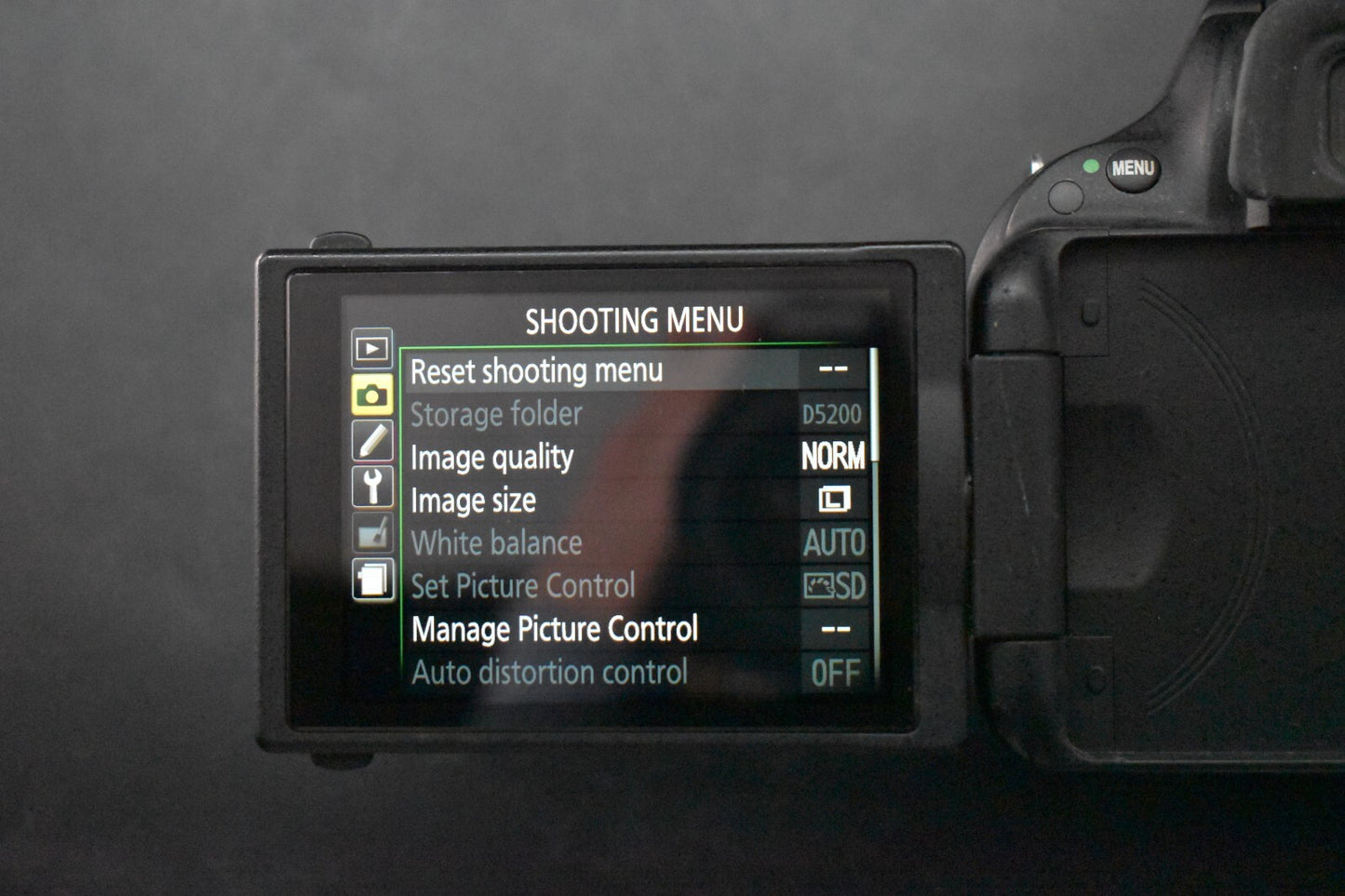 Appareil photo numérique 24,1 mégapixels Nikon D5200 boîtier noir avec 18-55 ...