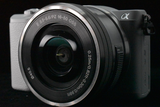 Sony Alpha a5100 Mirrorless White w/E 16-50mm Lens [Casi COMO NUEVO- SC...