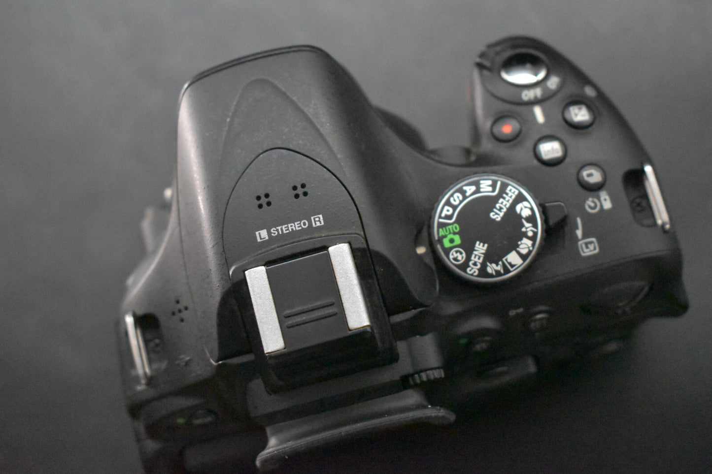 Appareil photo numérique 24,1 mégapixels Nikon D5200 boîtier noir avec 18-55 ...