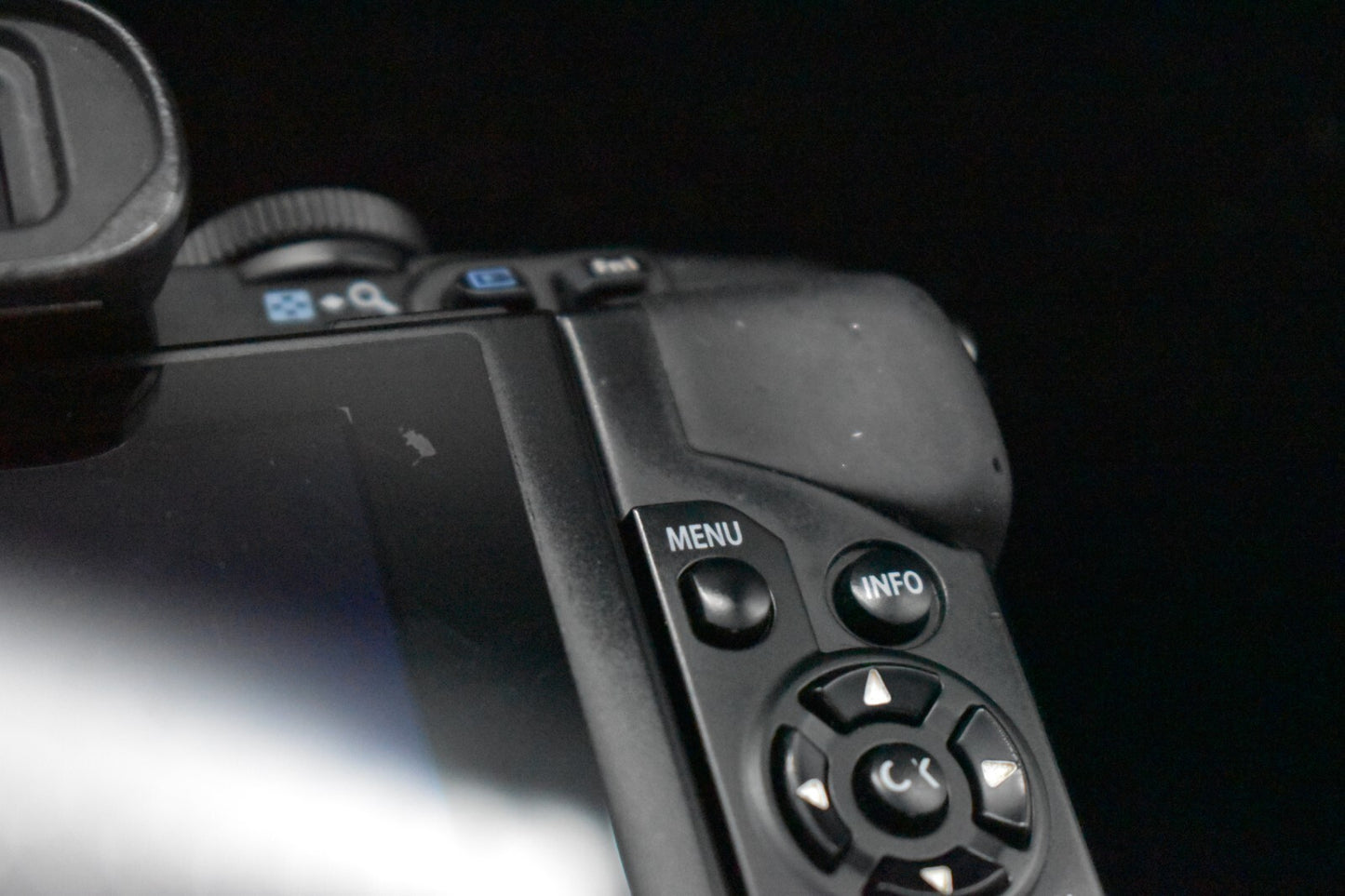 [1 Yr warranty] Olympus OM-D E-M5 Mirrorless Digital Camera with Lens Black 6702