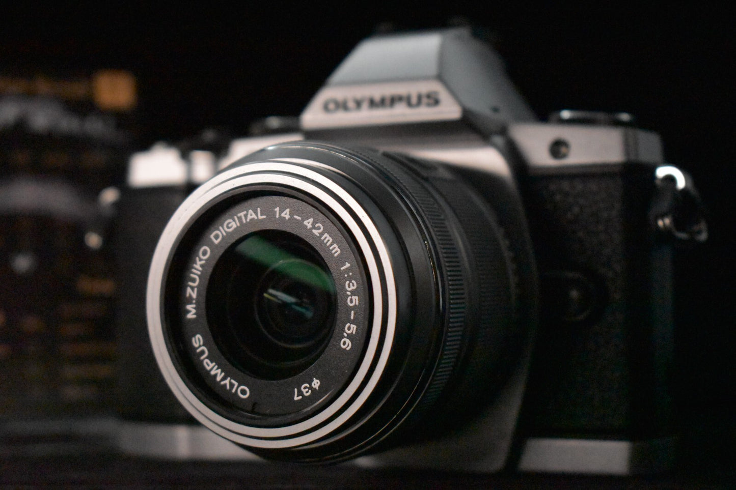 [1 Yr Warranty] Olympus OMD E-M5 Mirrorless Digital Camera with Lens Silver 5830