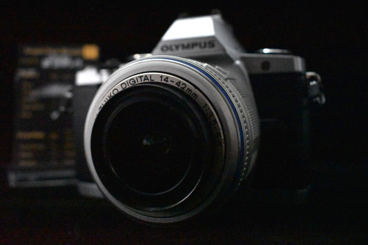 [1 Yr Warranty] Olympus OMD E-M5 Mirrorless Digital Camera with Lens Silver 6704