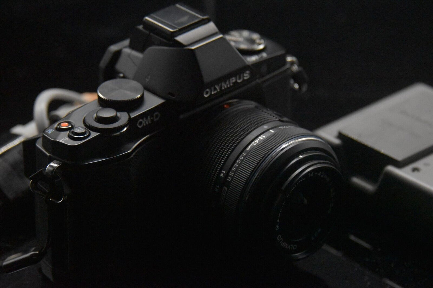 [1 Yr Warranty] Olympus OMD E-M5 Mirrorless Digital Camera with Lens Silver 5830