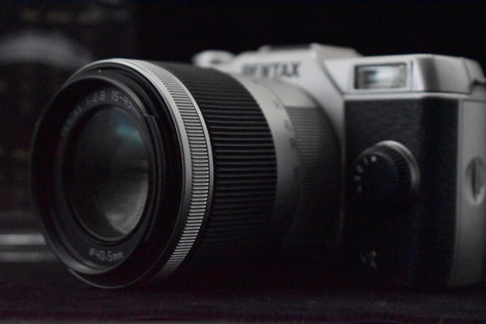[1 Yr warranty] Pentax Q7 Silver Digital Mirrorless camera with Lens 6285