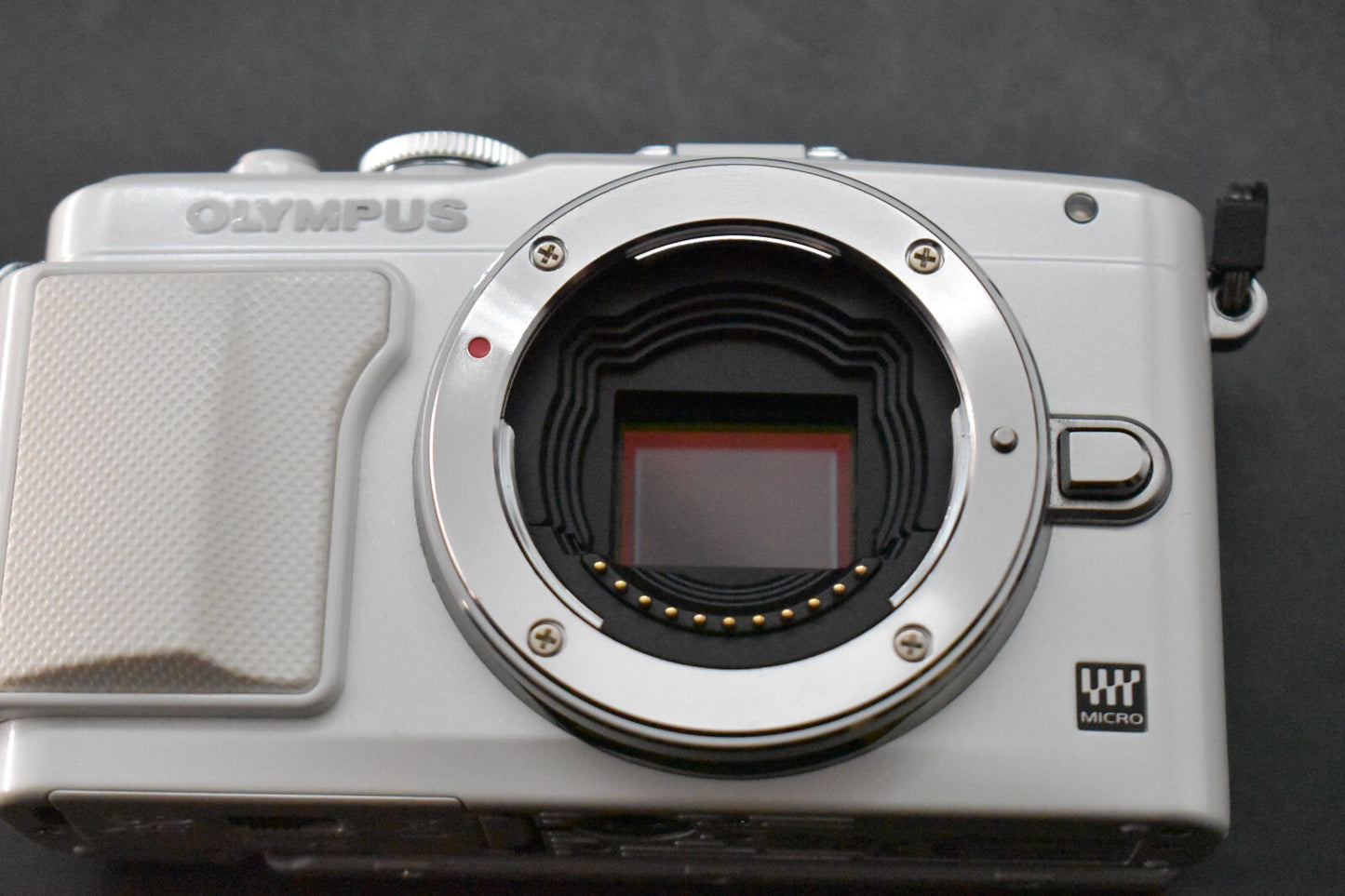 [1 Yr Warranty] Olympus Pen Lite E-PL6 16.0MP Body White with 2 Lenses 6140