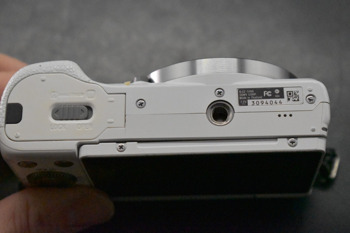 [1 Yr Warranty] Sony Alpha a5100 Mirrorless Digital Camera with Lens White 6514