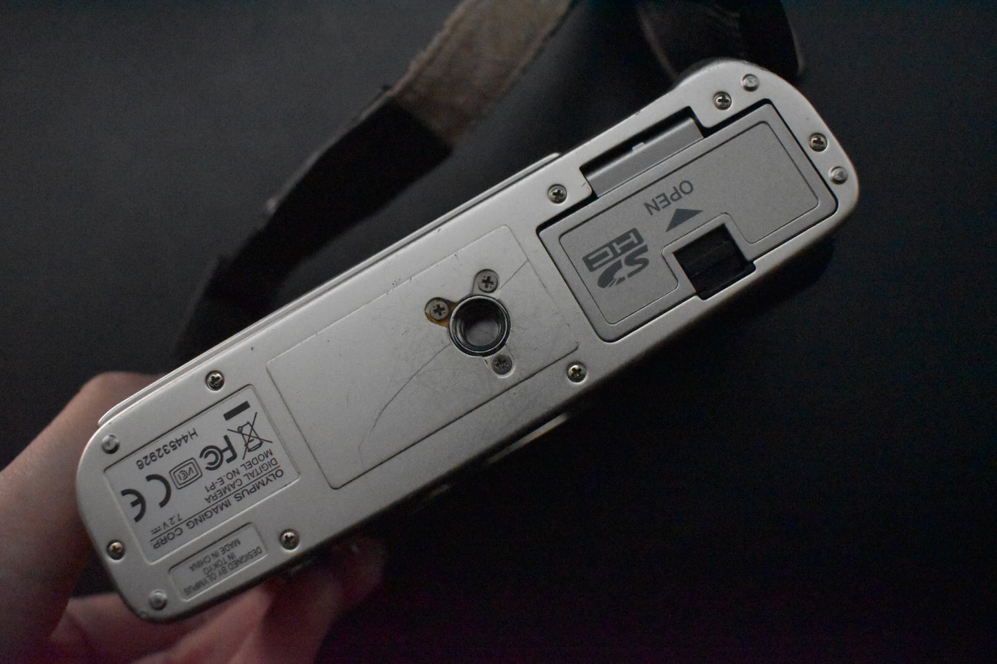 [1 Yr Warranty] Olympus Pen E-P1 Silver 12.3MP Digital Camera With Lens 6063