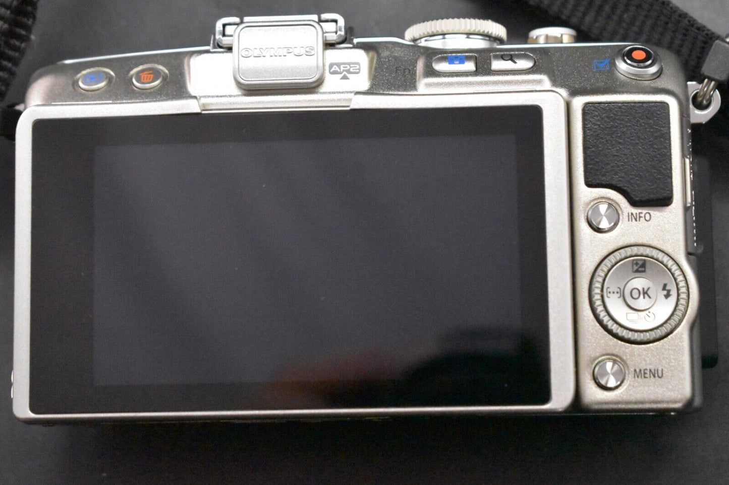 [1 Yr Warranty] Olympus Pen Lite E-PL6 16.0MP Body Silver with 2 Lenses 5833