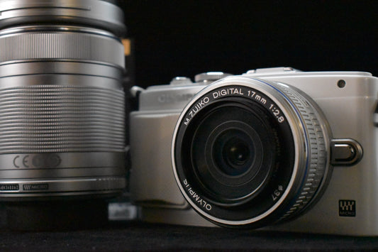 [1 Yr Warranty] Olympus Pen Lite E-PL6 16.0MP Body White with 2 Lenses 6140
