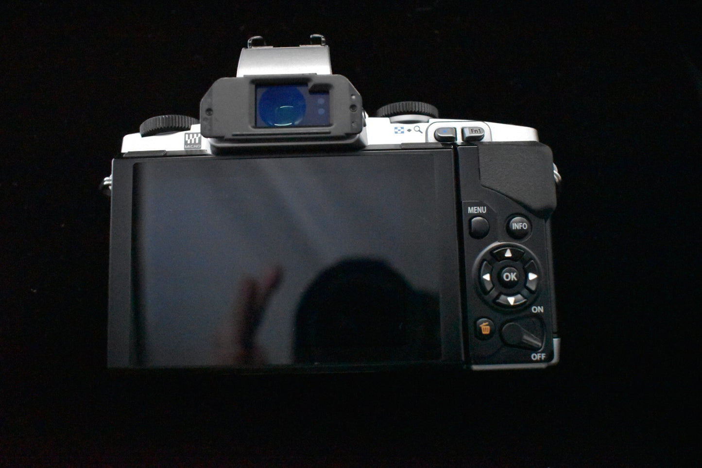 [1 Yr Warranty] Olympus OMD E-M5 Mirrorless Digital Camera with Lens Silver 6703