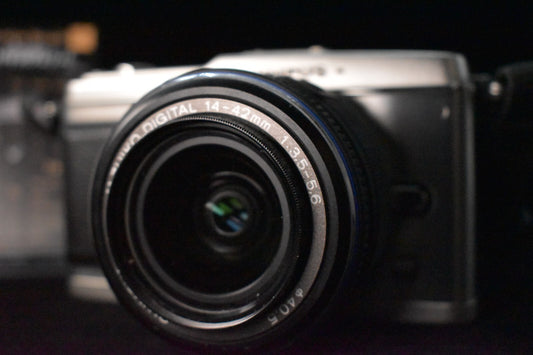 [1 Yr Warranty] Olympus Pen E-P1 Silver 12.3MP Digital Camera With Lens 6063