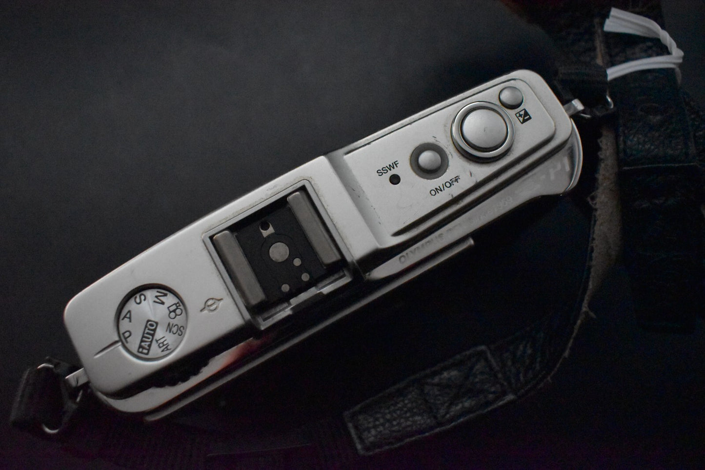 [1 Yr Warranty] Olympus Pen E-P1 Silver 12.3MP Digital Camera With Lens 6063