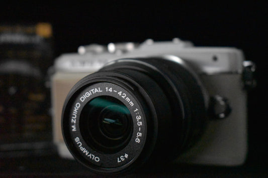 [1 Yr Warranty] Olympus PEN E-PL7 Digital Camera White with 14-42mm Lens 6752