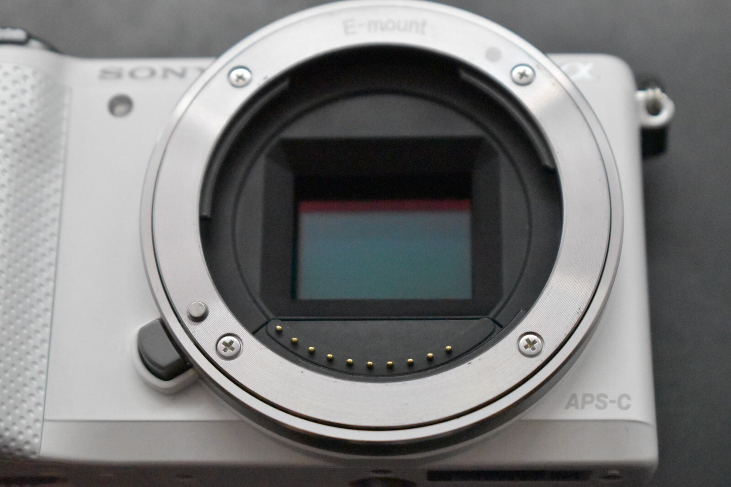 [1 Yr Warranty] Sony Alpha a5000 Mirrorless Digital Camera with Lens White 6499