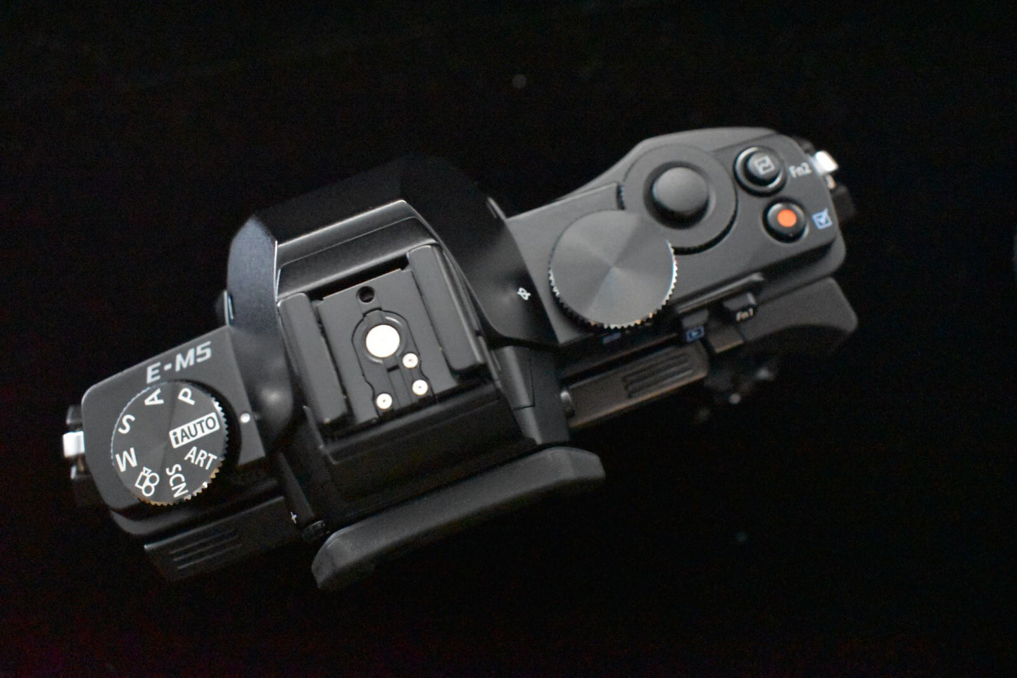 [1 Yr warranty] Olympus OM-D E-M5 Mirrorless Digital Camera with Lens Black 6683