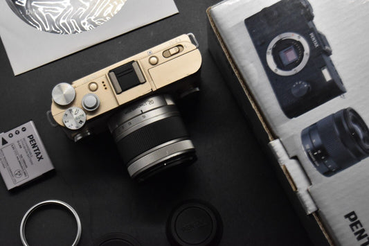 PENTAX Q-S1 02 Zoom Kit 12.4 MP Digital SLR Champagne Gold 【MINT- SC 5832】2907